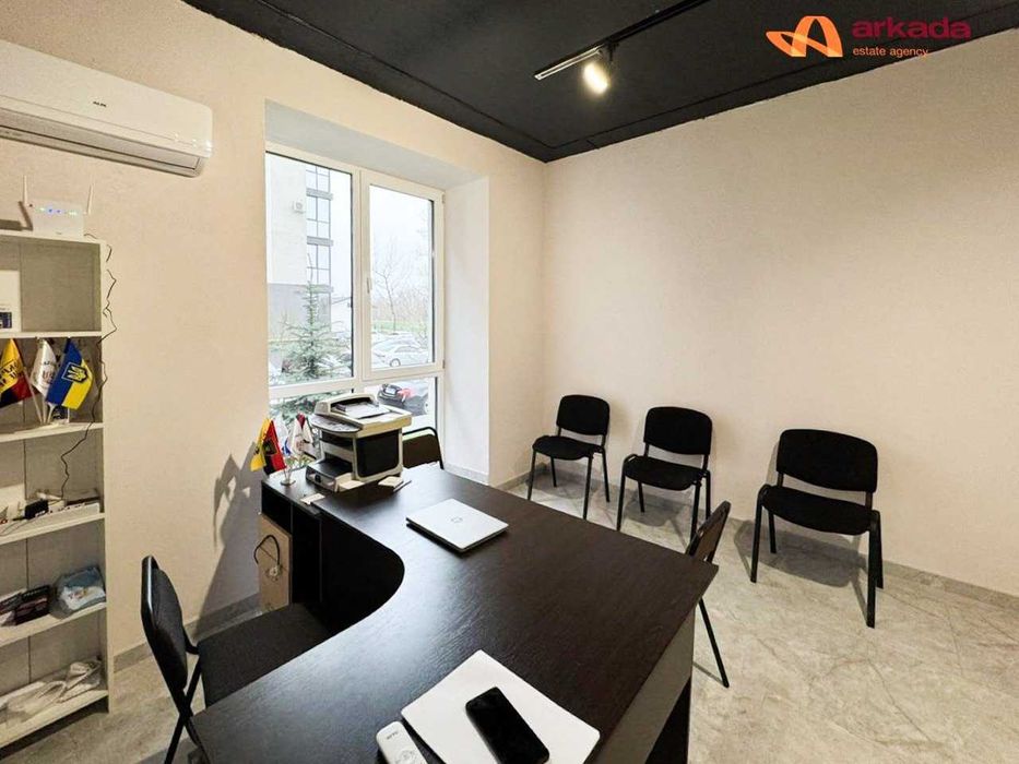 Продам комерційне фасадне приміщення ПАРКОВА АЛЕЯ  65.5. По ціні сирця