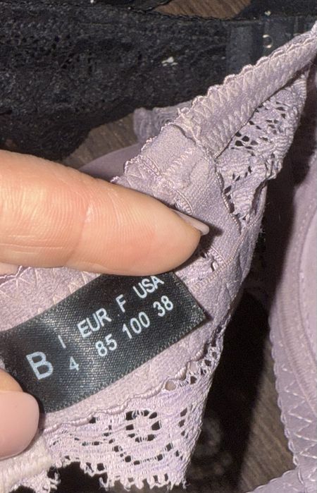 Бюстгальтер, жіноча білизна В