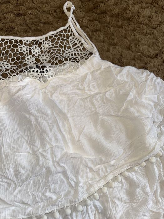 Жіночий комбінезон білий з помпонами