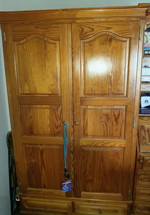 Roupeiro, Escrivaninha, estante e mesa de cabeceira. Móveis de Pinho m