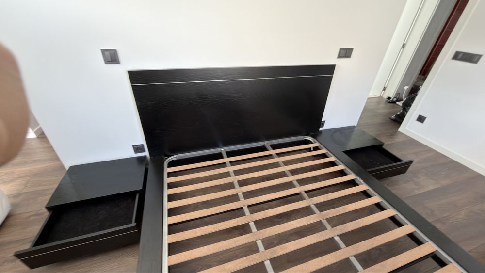 Cama e mesa de cabeira