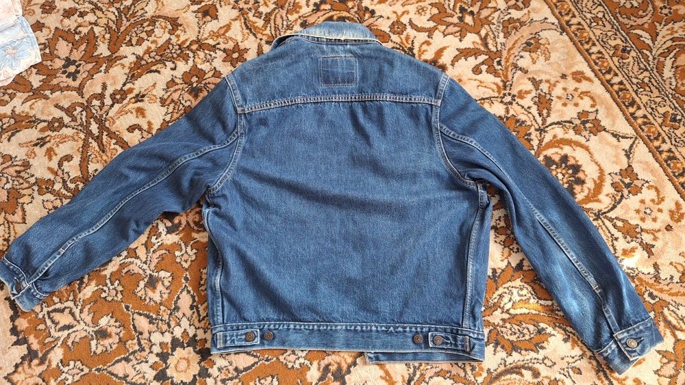 джинсовая куртка Levi's.