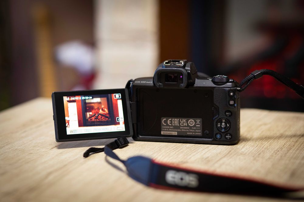 Отличный Canon M50 Mark II + Canon 18-150 IS STM + аккумулятор