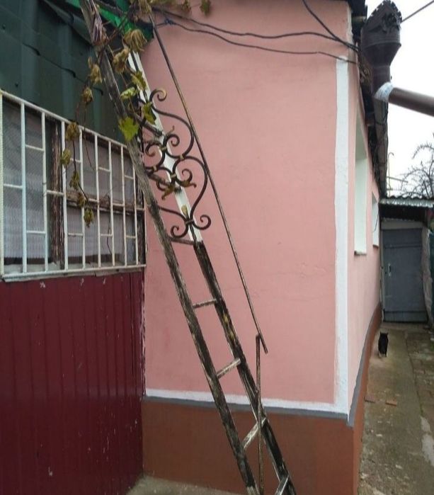 Продам пів будинку