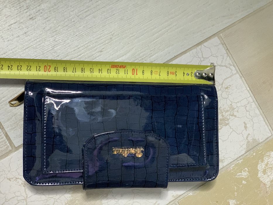 Кошелек синий лаковый, очень стильный и вместительный