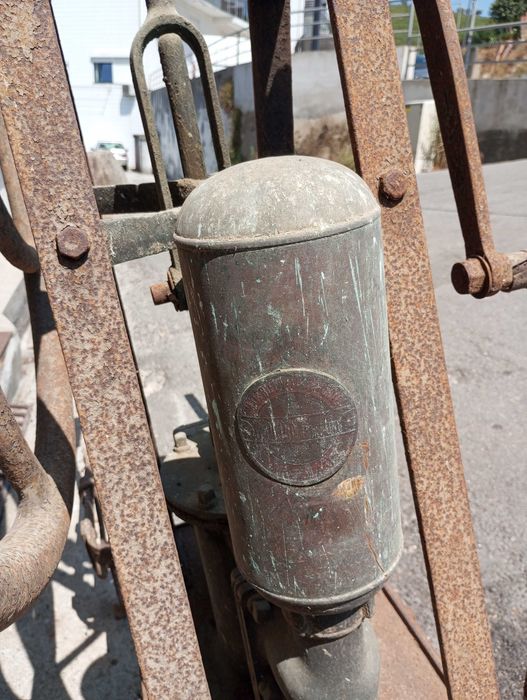 Antiga bomba de trasfega do vinho Francesa G. Pepin Fils Ainé Bordeaux
