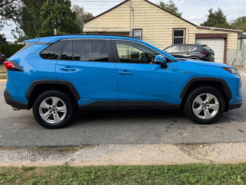 Toyota RAV4 Hybrid XLE Premium      2023