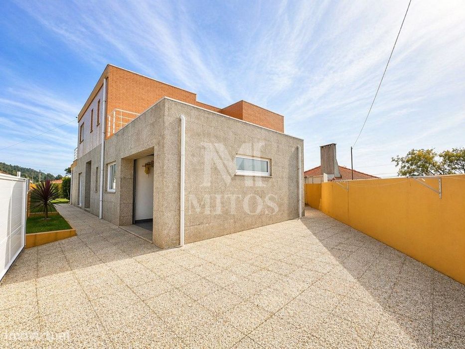 Moradia T3+1 com vista mar para venda em Carreço - Viana do Castelo