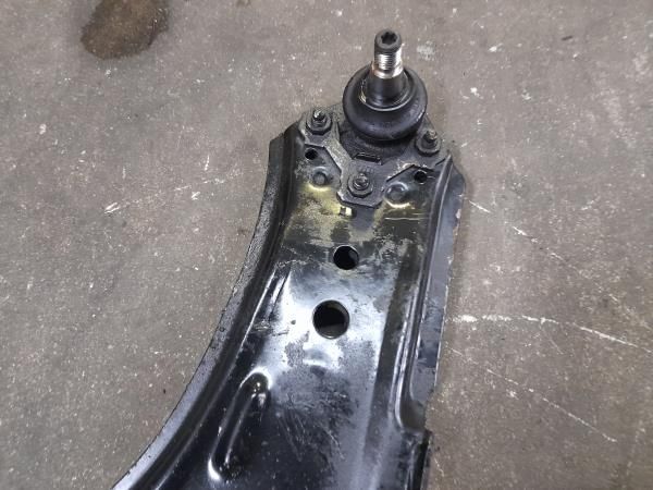 Braço de suspensão frente esquerdo VOLKSWAGEN Bora (1J2)