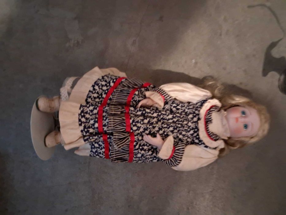 Boneca em porcelana