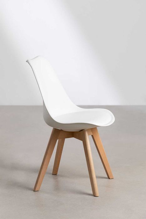Conjunto 2 Cadeiras de jantar em polipropileno branco com almofada e pés em madeira de faia Nordic, como novas, montadas para demonstração