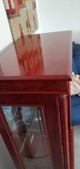 Cristaleira pequena (Nogueira), como nova, para desocupar.