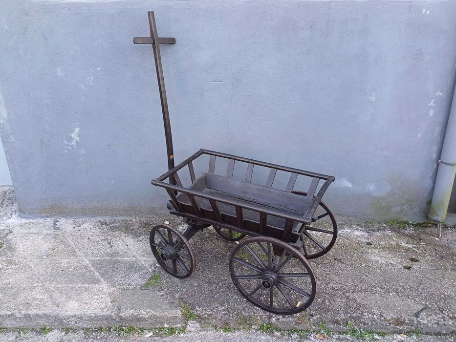 Carrocinha em madeira