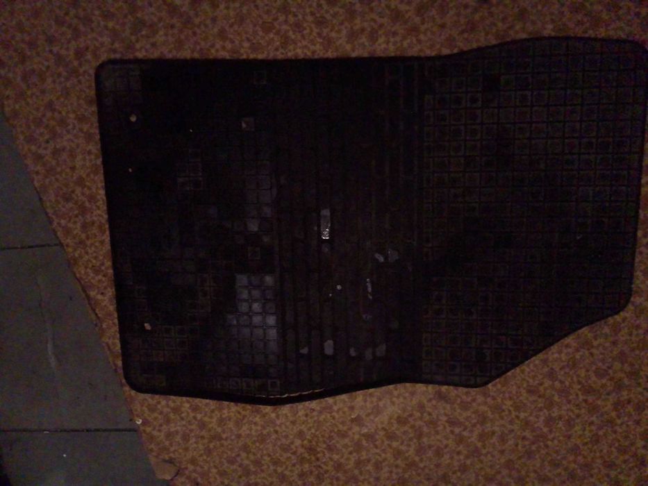 Чорний резиновий килимок