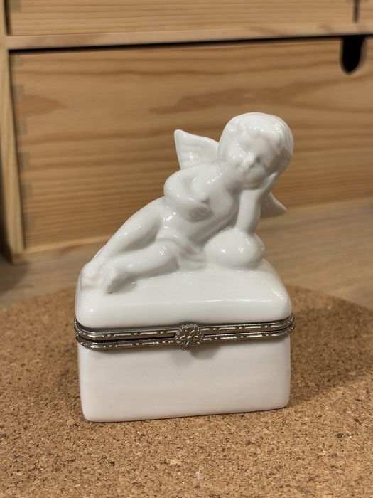 Ceramiczna porcelanowa szkatułka aniołek cherubin