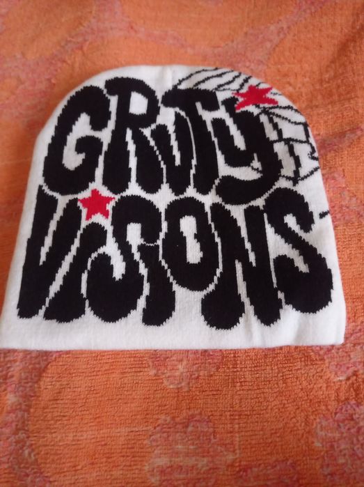 Продам шапки новые.