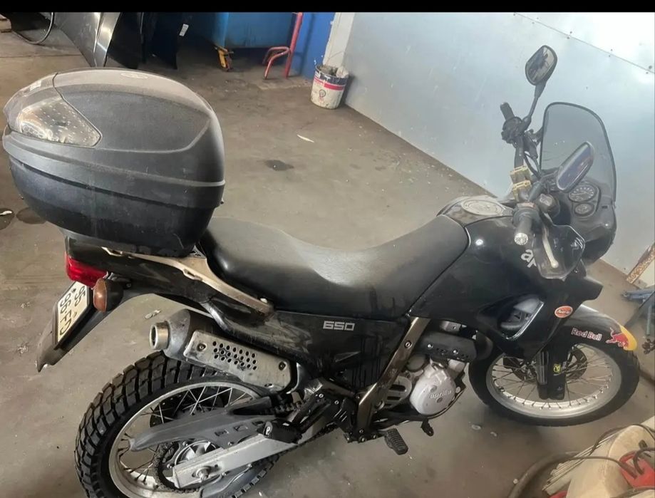 Aprilia 650 de 1995  uma excelente oportunidade.
A mota encontra-se muito bem estimada, sem necessidade de qualquer investimento