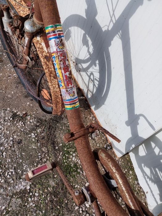 Bicicleta usada para venda tendo em conta a antiguidade