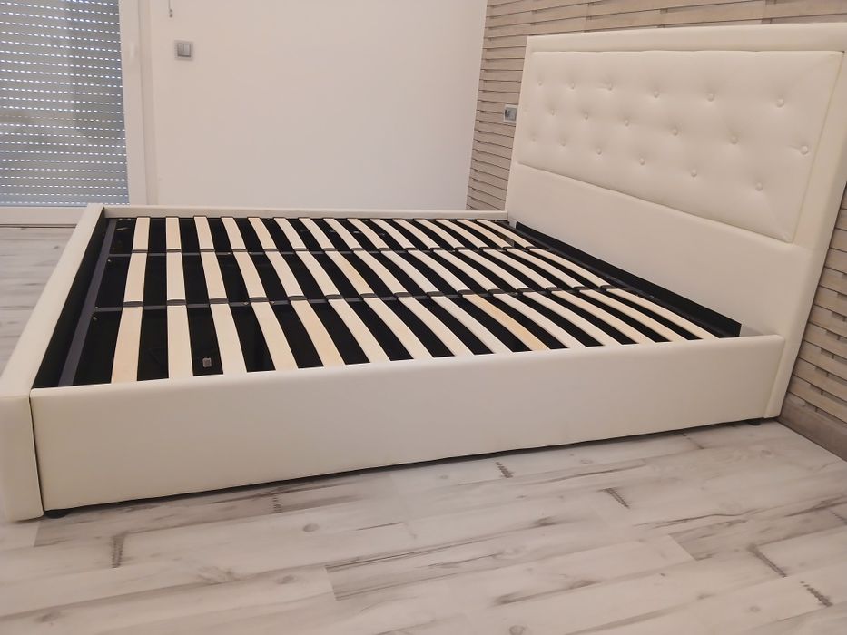 Cama de casal com sumier