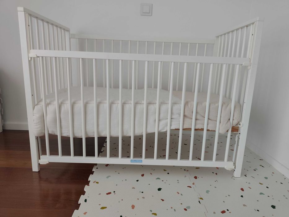 Cama de grades com colchão para bebé