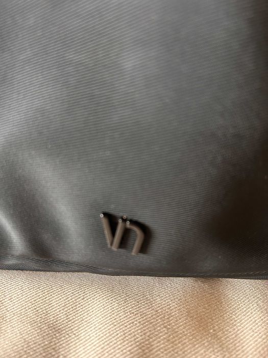 Mala preta com diversas bolsas