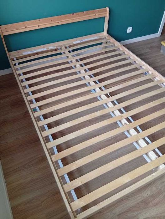 Cama de casal, 140x200 com estrado e colchão, completamente novos