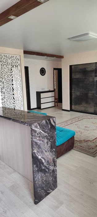 Продаю 4-кімнатну квартиру на площі Перемоги. Ц10