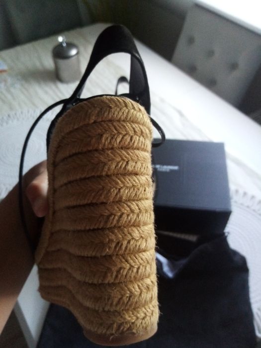 Saint Laurent na koturnie sandały