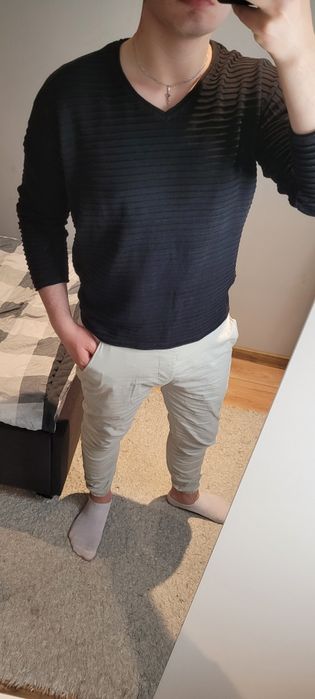 Czarny sweter w serek rozmiar M/L