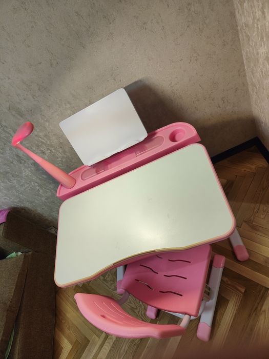 Парта з стільцем для дівчинки
