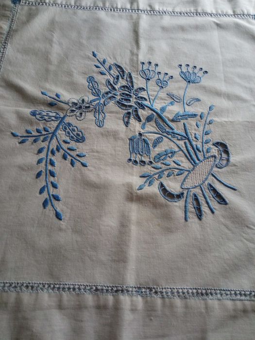 Fronha para almofada bordada à mão.