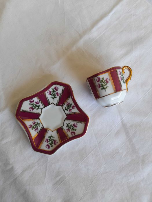 Conjunto chávena e pires antigo de porcelana
