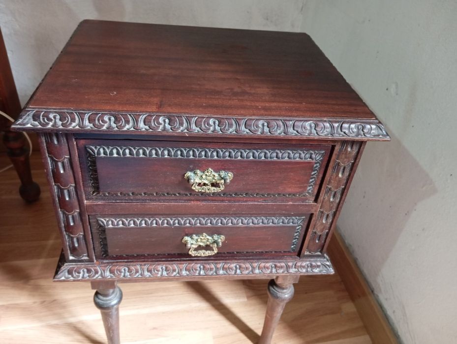 Móveis antigos (Cama  escrivaninha)