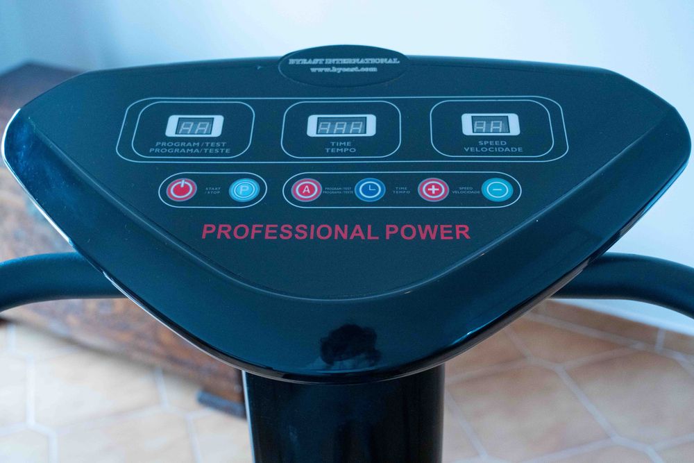 Maquina de exercícios de tapete vibratório.432276417670686721