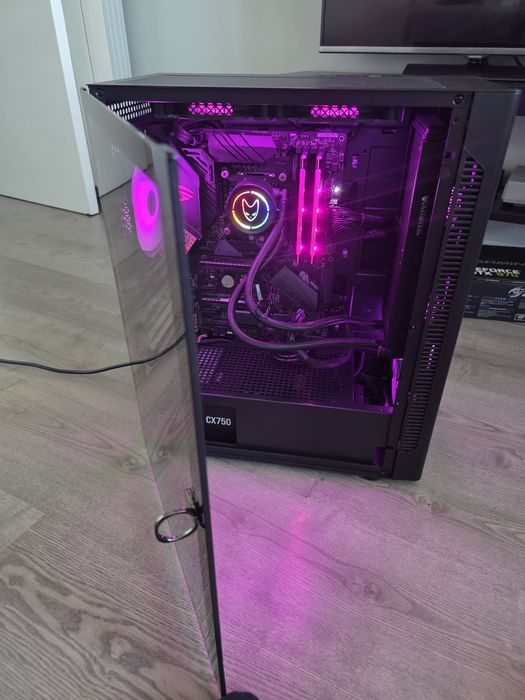 Torre gaming em excelente estado