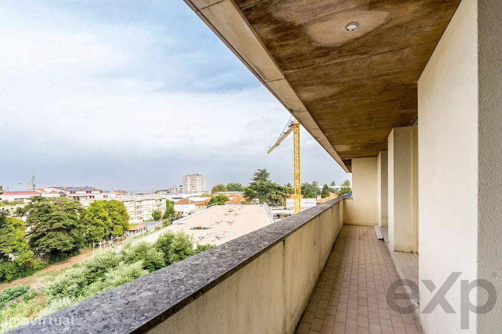 T1 no 4.º e último piso com elevador, varanda poente, garagem e vistas