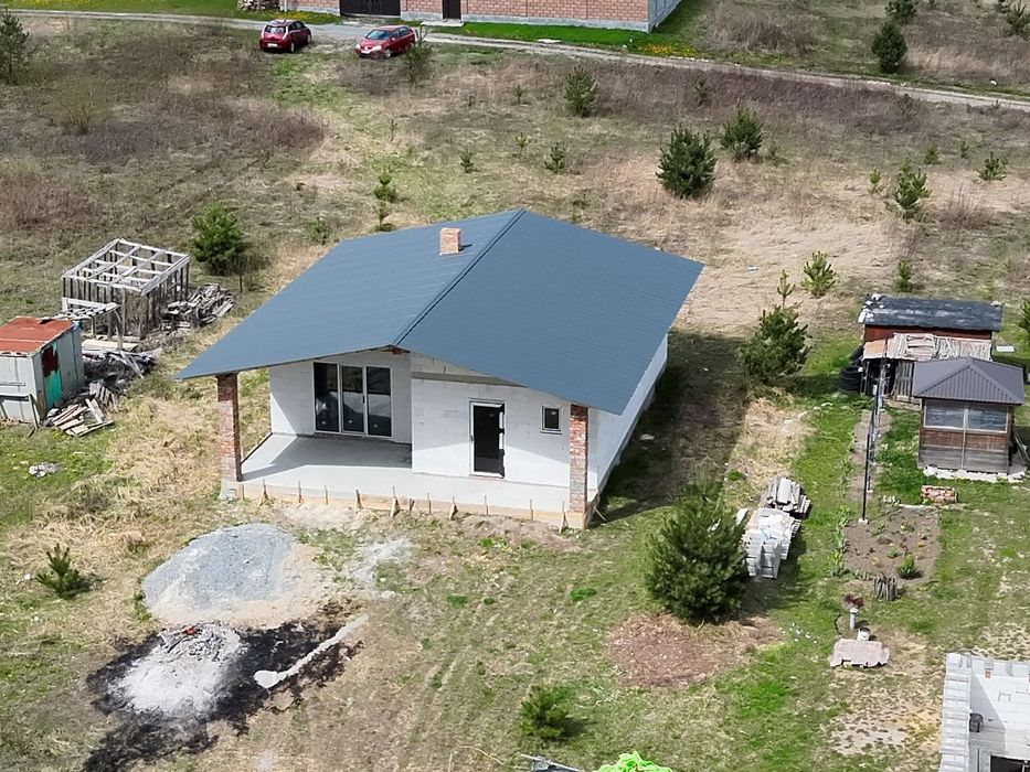 Продам будинок біля міста.