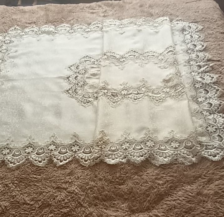 Elegancki obrus zdobiony gipiurą w kolorze ecru