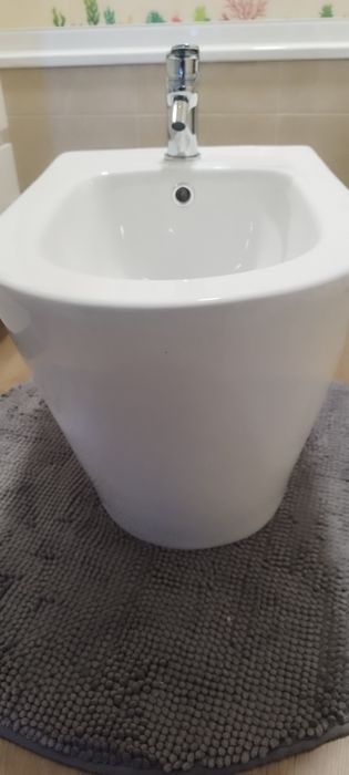 Bidé com torneira e acessórios