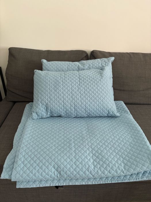 Colcha 2,70 m x 2,50 m + 2 almofadas 55 x 40 cm – Excelente estado