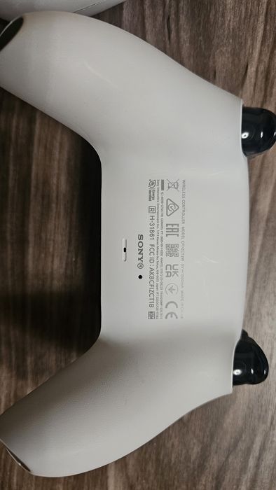 Бездротовий геймпад GameSir G7 Pro Zenless Zone Zero Edition(чорний)  та геймпад Sony DualSense Wireless Controller( білий)