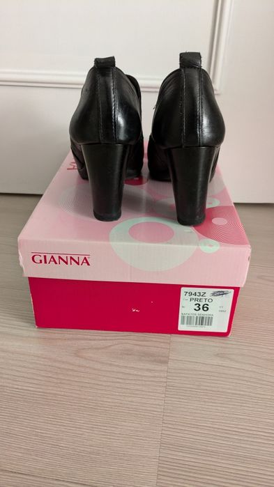 Botins pretos pele