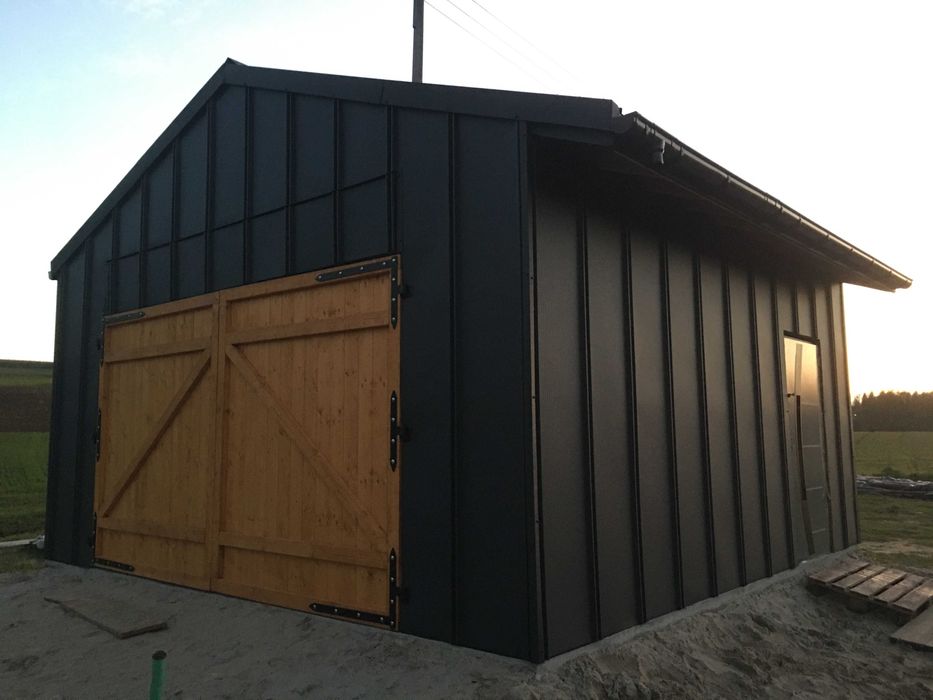 Garaże - z solidnej konstrukcji szkieletowej.