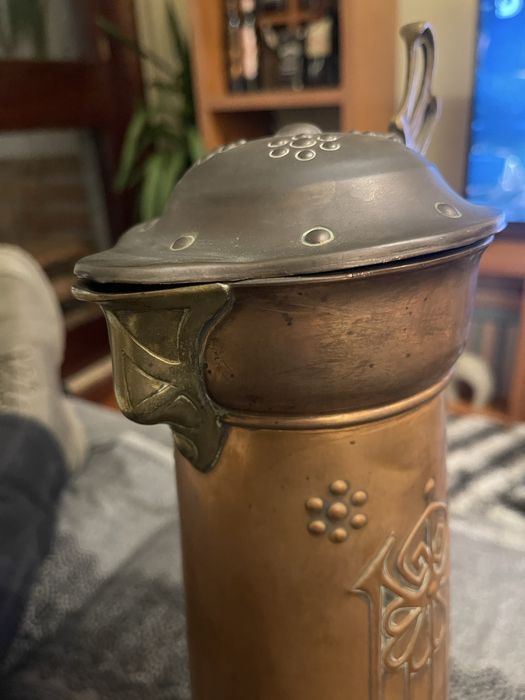 Raridade Art Nouveau: Jarra de Vinho "Jugendstil" em Cobre e Latão (c. 1900)