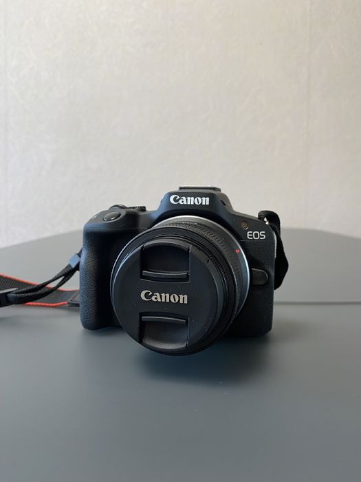 Новий фотоапарат Canon R50