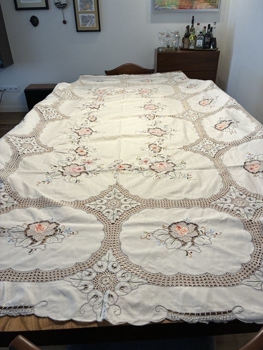 Toalha bordada portuguesa com 12 guardamapos