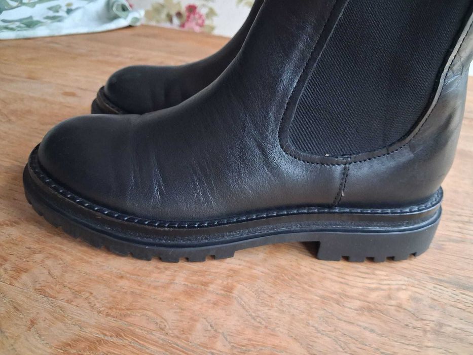Botas em pele preta_ menina.