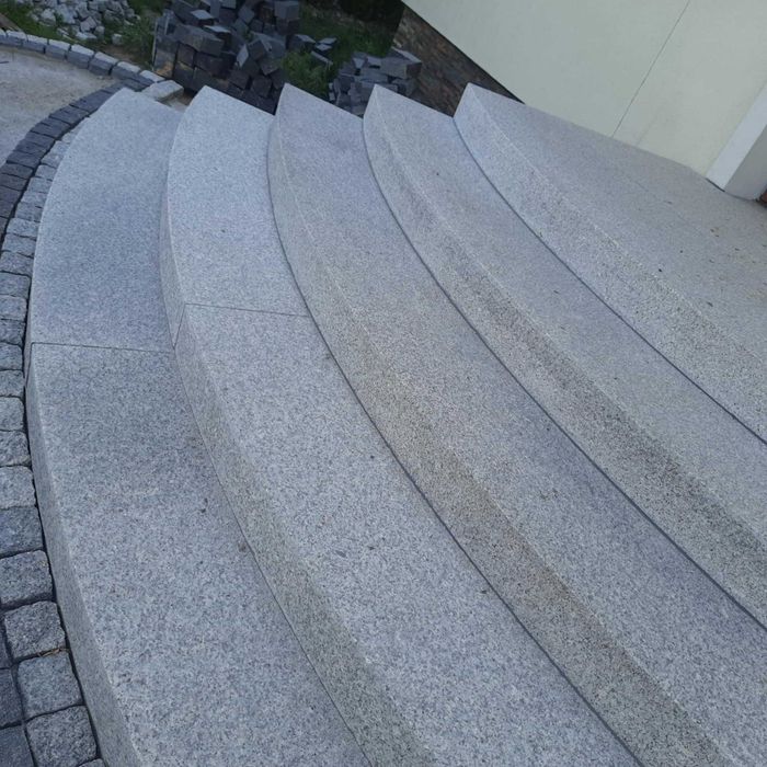 Schody blokowe z granitu wejściowe lite z kamienia