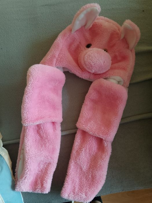 Oddam czapkę dla dziewczynki z wiszącymi rękawiczkami