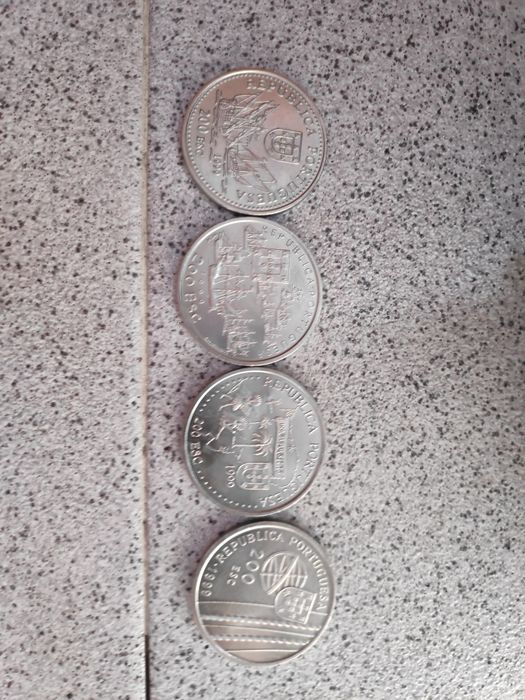 Moedas de escudos e euros.